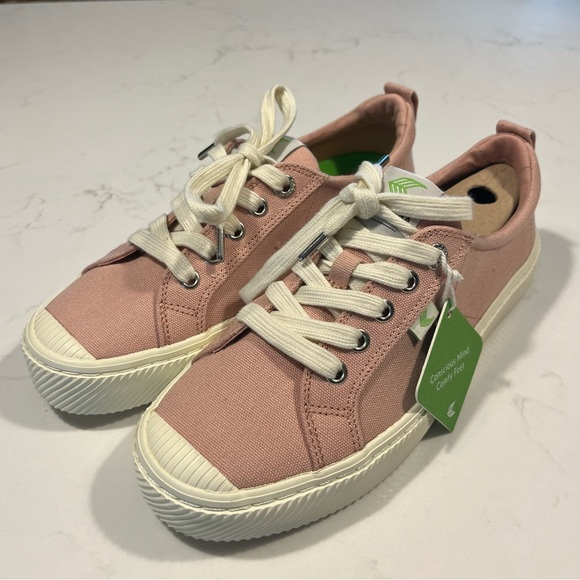 Cariuma OCA Low Rose Canvas Sneakers 8 - Picture 1 of 9